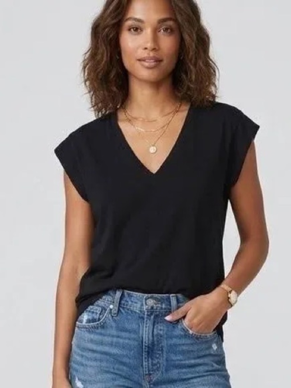 FRAME Le Mid Rise V-Neck T-Shirt featuring dolman sleeves deep V-neckline size M